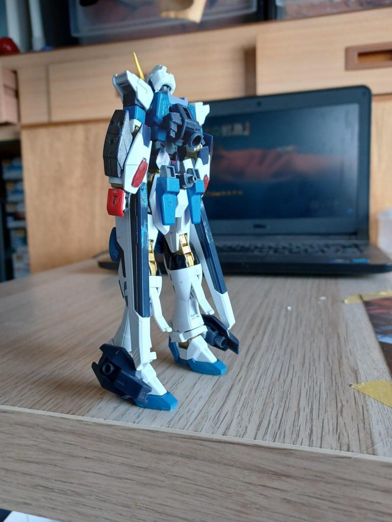 では早速変形ですフリーダムNEXT本体は足首を回転して本来はスラスターのフィンを展開して合体準備完了です