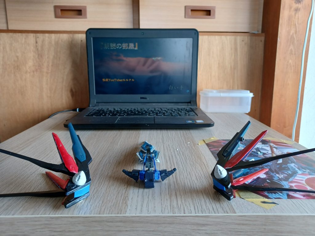 2号機の合体準備を行いますwまぁマントを外して機首を反転させただけですね