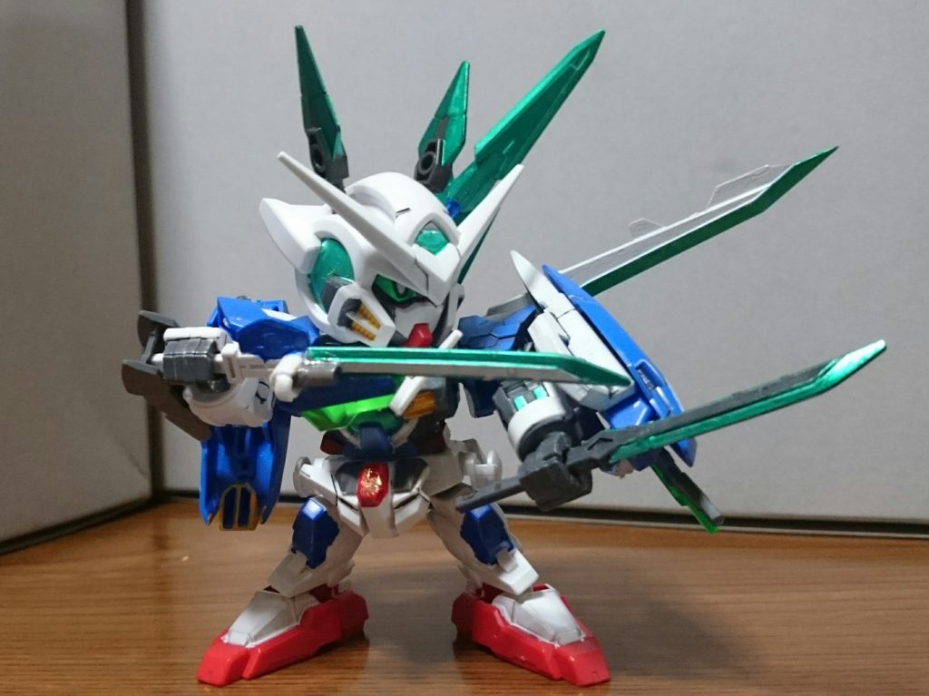 ・七之剣其の一・黒刀(左)其の二・白刀(右)黒刀はHGバルバトスの刀を切り詰めて、SD用にダウンサイジングしたもの。白刀はSDEXエクシアに付属のGNブレイドの刀身をHGバルバトスの刀身に置き換えて、装飾を加えたもの。