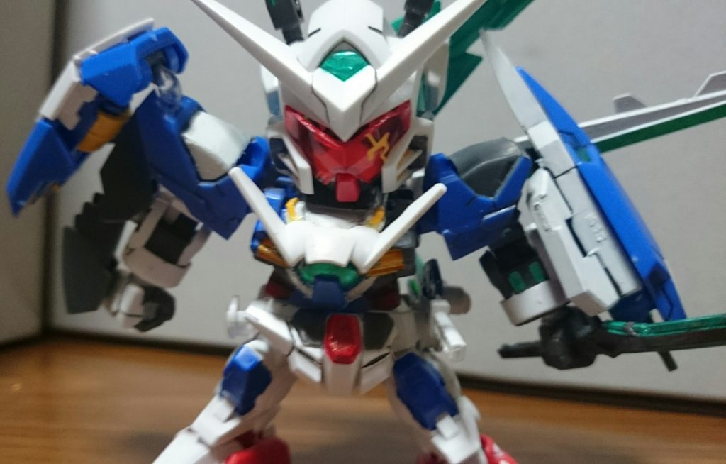 兎乱斬武!!SDGW ヒーローズに合わせて、マスクを作ってみたっス!大喬・小喬の大喬アルテミーガンダムを選択した際の余剰パーツを使用~フラッグの顔のクリアパーツっぽく形状を弄って、演者が演者なので、フラッグの発光パターンを追加で描いてみたっス色はフラッグのようにやろうとも思ったんスけど、「トランザムって設定にしたら色そのままでよくない?」っていう。手抜きっス………訂正。作ってみたというか、元々SDミキシング第2弾はサザビーの予定だったんスけど、作ってる途中にこっちの案の方がどんどん膨らんでしまい、先にこっちを完成させることに決めたはいいけど…「なんかこのパーツうまくいけるっぽくね?」とちょちょっと弄ってみたらアラぴったり。という訳でマスクパーツは元はサザビー用でしたとさ。そしてサザビー未だ放置中