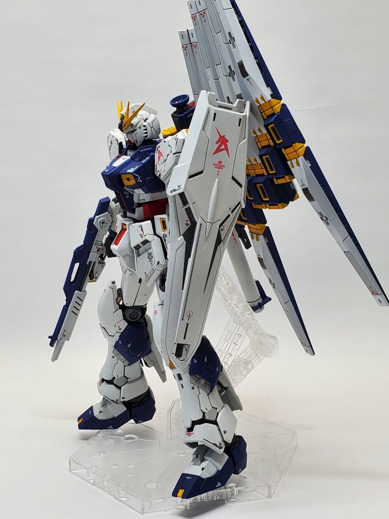 中身のνガンダムです。白色は濃さを変えて3種類使ってます。金属パーツも少し使いました。