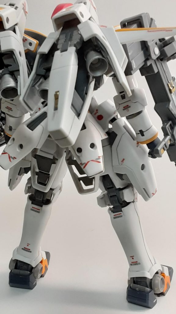 バーニアは全てエナメルのクロームシルバーで塗装、差し色もエナメルのオレンジで塗装しています。