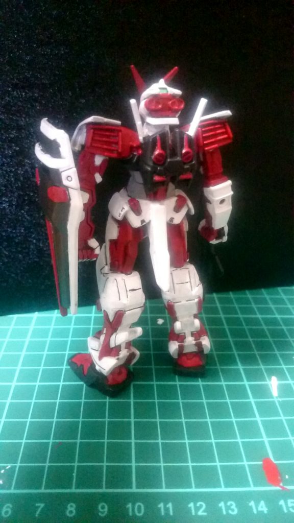 定価300円!と侮るなかれ、背中のフレームのディテールや顔の造形はかなり細かくなっており、アストレイらしさは良く再現されていると思います。