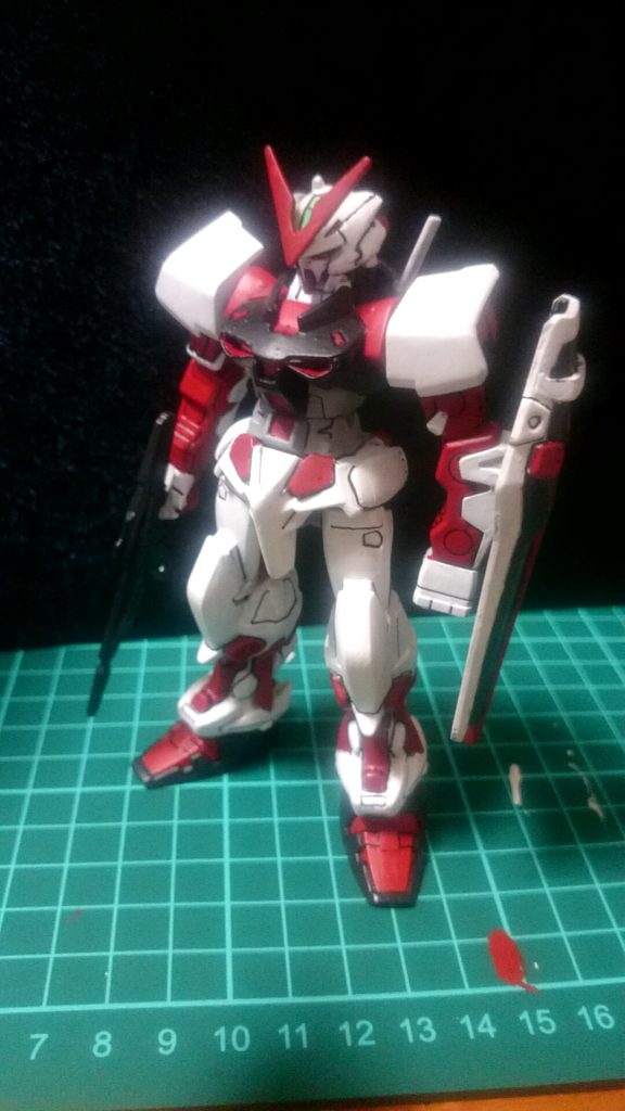 コレクションシリーズのガンダムアストレイ レッドフレーム です。塗装の練習用として購入しまして、作業行程は、ゲート処理、合わせ目消し、後ハメ加工、筆塗り全塗装です。