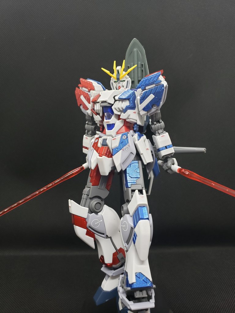 ビームサーベルを構えてナラティブガンダムと言えばNT-D発動時の悪魔のような振る舞いが印象的ですがこのカラーリングだとなんだかコミカルに見えますね