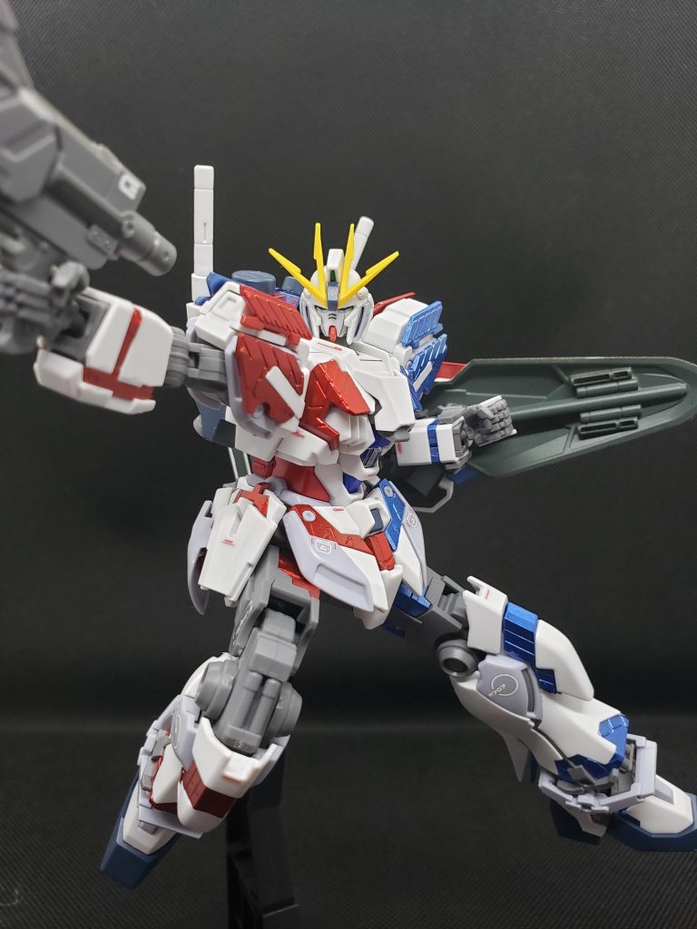 シールドの裏側のグレーも塗装です。ミサイルはめんどくさかったのでサボりました笑