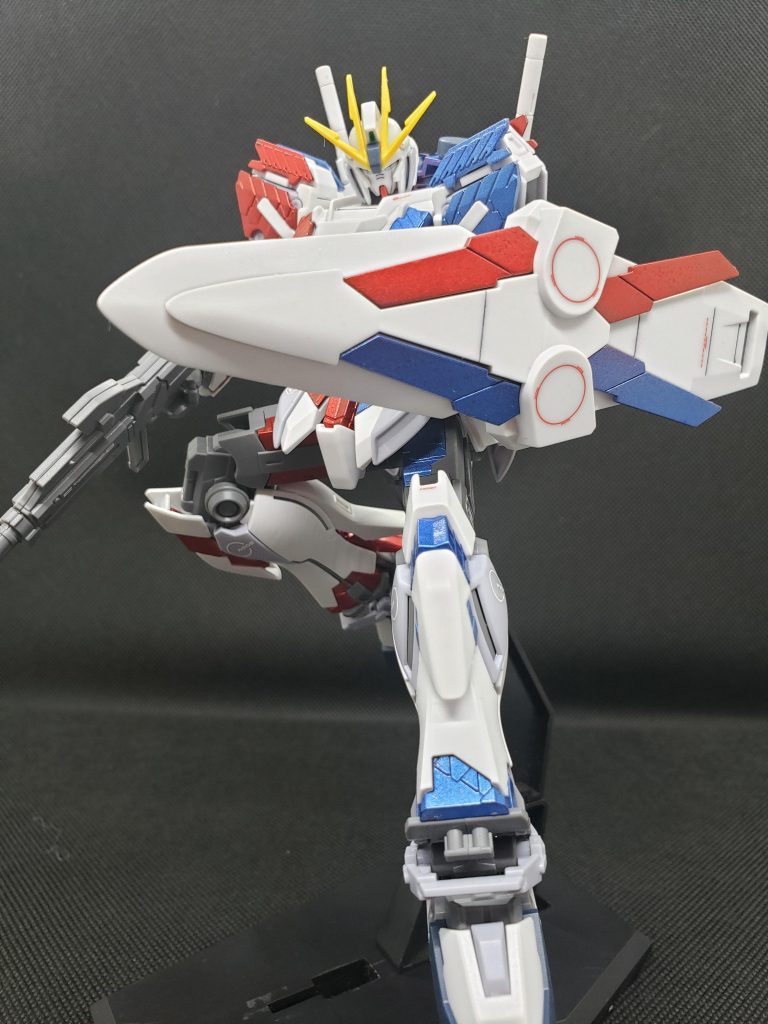 武装のひとつシールドも左右で色を分けてみました。本体は元キットから手加えてないですがこんなにも印象変わるあたりやはり塗装って無限の可能性がありますね