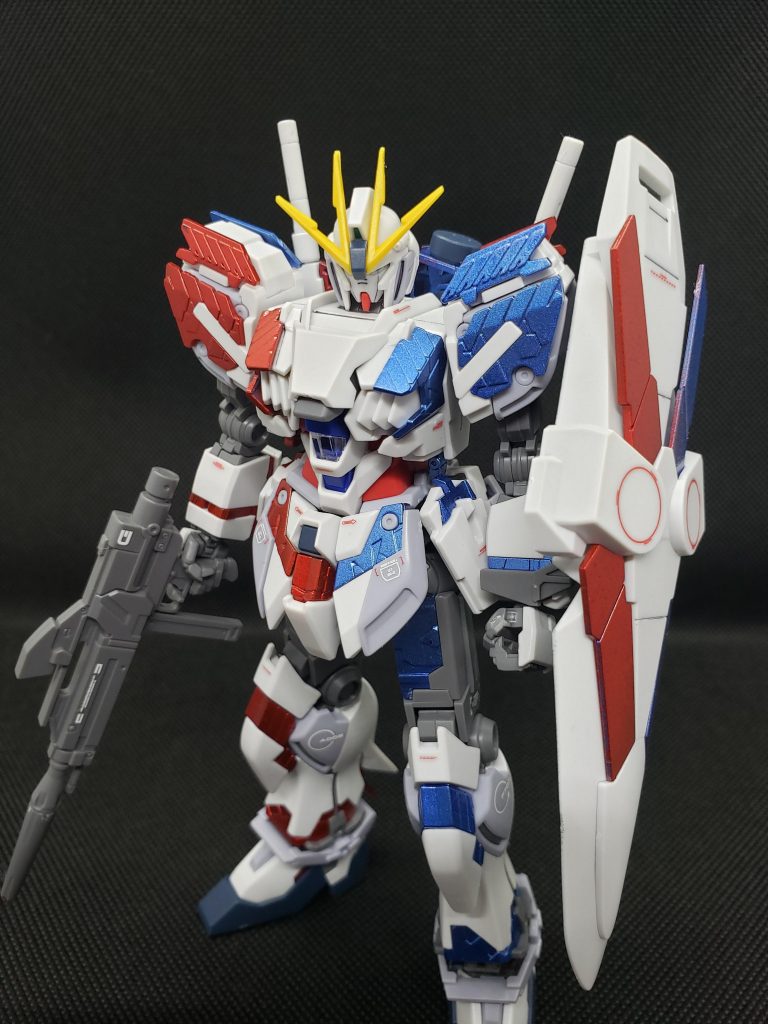 覚醒の途上なんて大仰なタイトルをつけましたがこんなカラーリングになったのは塗装中にメタリックブルーのガンダムマーカーが切れたことが原因です笑正直塗装直後はフランス国旗に見えてクソダサいと思ってましたがいざ組み立てるとかっこよく見えるもんですね…