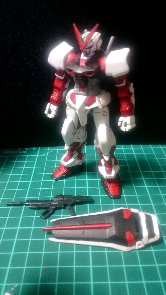 かなり塗り分けには苦労しました。特に脚部。一旦赤塗って、はみ出したらナイフで軽く削って、白塗って、はみ出したらリタッチして…のひたすら繰り返し。箱の完成写真とにらめっこしながら塗りましたが、省略されてる部分も多く、色の分け目がよく分からない部分もあり、大変でした。