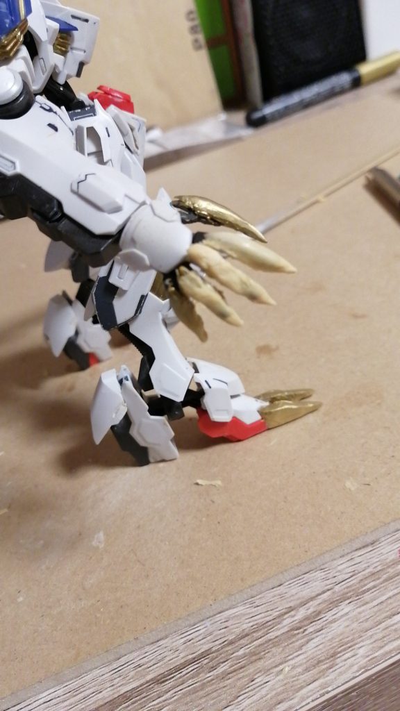 爪の部分も手足共にパテで延長、シャープ化をしました。