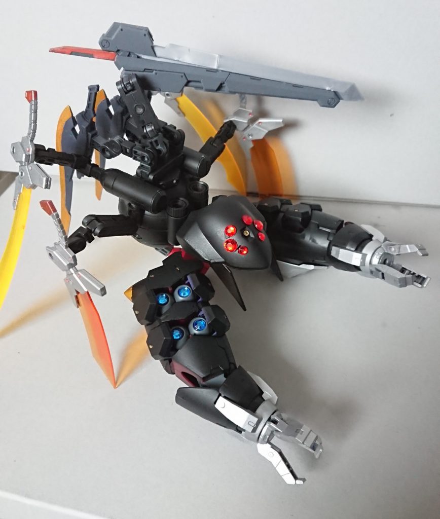 バックパックは蜘蛛を模したサポートメカに変形します。