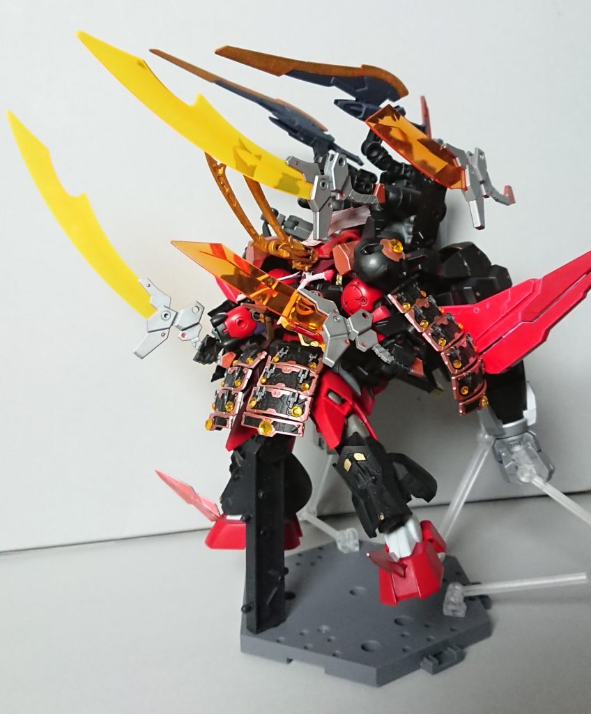 バックパックの武器は手に持つことも、アームで前方に展開することも出来ます。