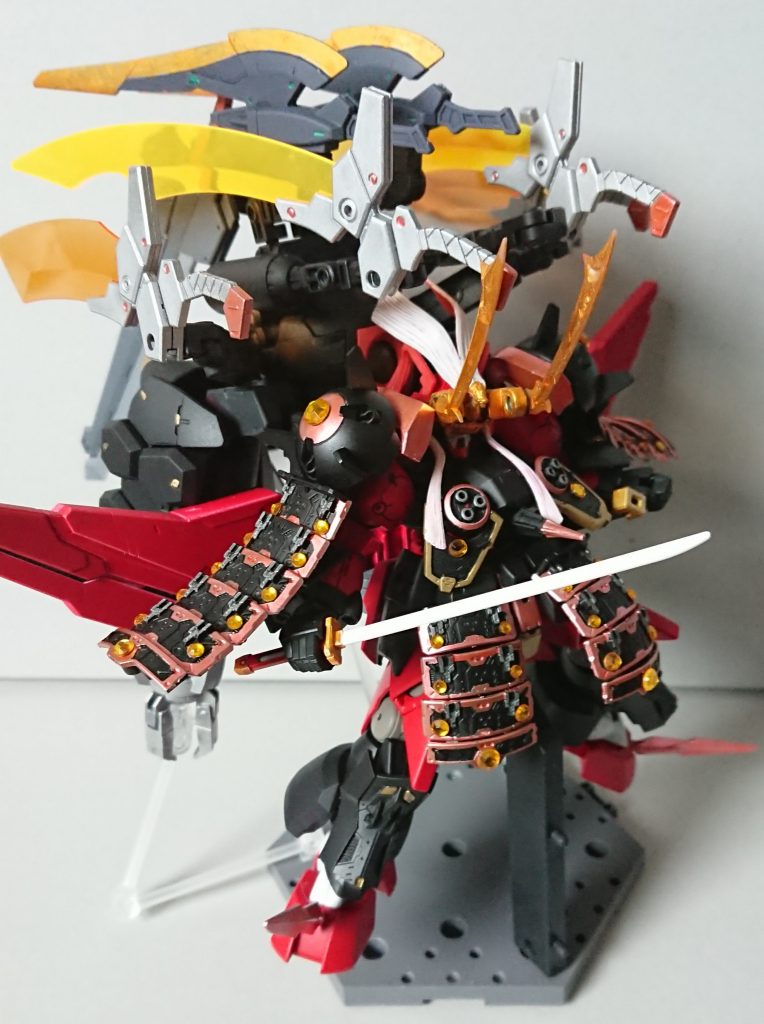 太刀を装備。可動範囲はかなり狭くなってしまいました。それでも肩鎧がフレキシブルに動くので何とかポーズも取れます。