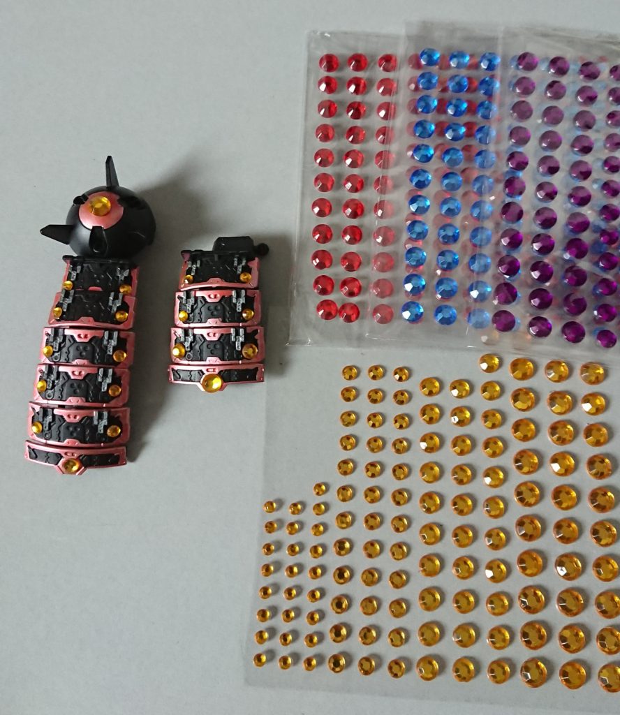 今回、鎧の装飾としてAmaz◯nさんにて購入したジュエルシールを使用してみました。画像の他に様々な色がセットで入ってましたので今後も色々使えそうです。