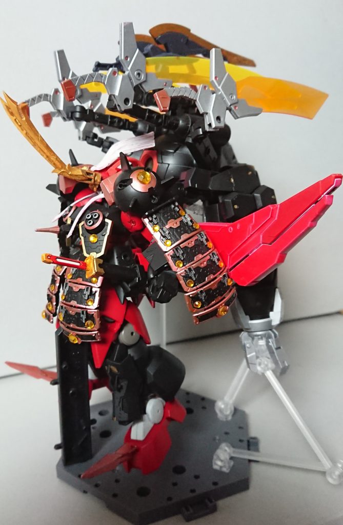 側面から。バックパックはHGのボールを背負わせ、バトルアームズのアームで武器を懸架しています。