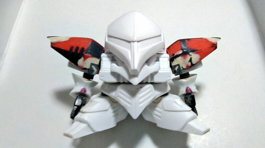 作り始めの頃。肩はパテなどを少し盛って形を作った後、ダクトを彫っていますこの時はまだ足を削る前なのでかなり大きいですね。この写真のあと、腰のクビレ部分も追加しています。