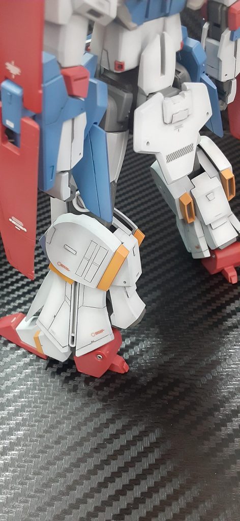 ふくらはぎのスラスターはプラ板と、リヴァイブRX-78のすねパーツを加工したもので自作。リアアーマーはプラ板で作成。基部にはポリキャップ仕込み多少可動します。