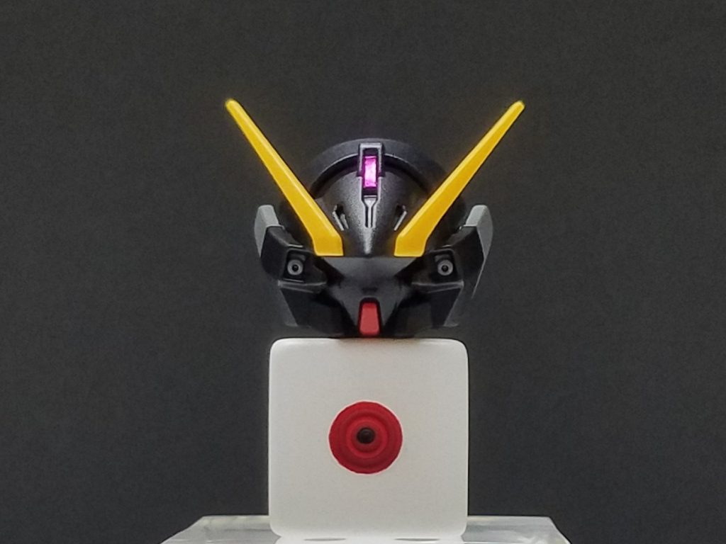 正面ボディは東急ハンズの14角サイコロを使用(!)。1の目のメガ粒子砲はコトブキヤのMSG丸バーニアを埋め込んでディテールアップしました。サイコロって削るの大変なんですね…。