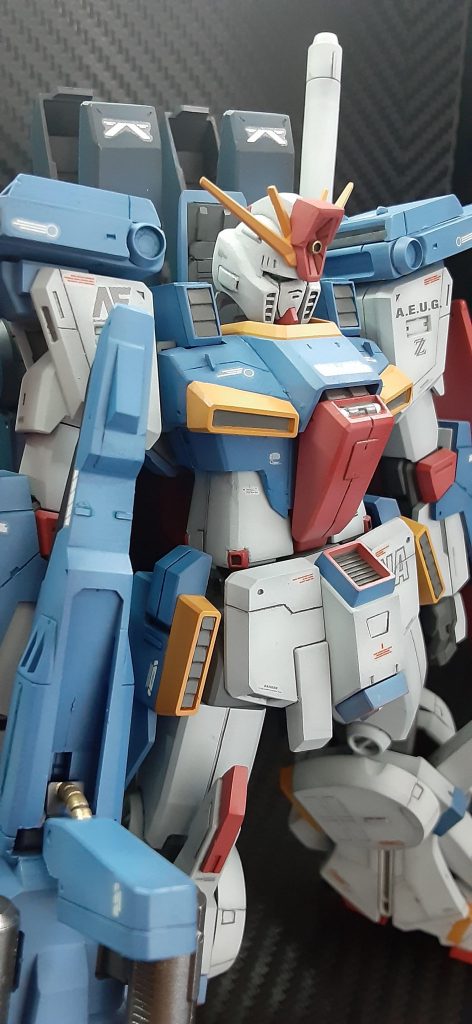 筋彫りはおとなしめに。カラーは全体的に淡い色調にしました。全色一段暗い色で立ち上げて、グラデーション塗装しました。白部分は、若干グリーン系にふったホワイトです。