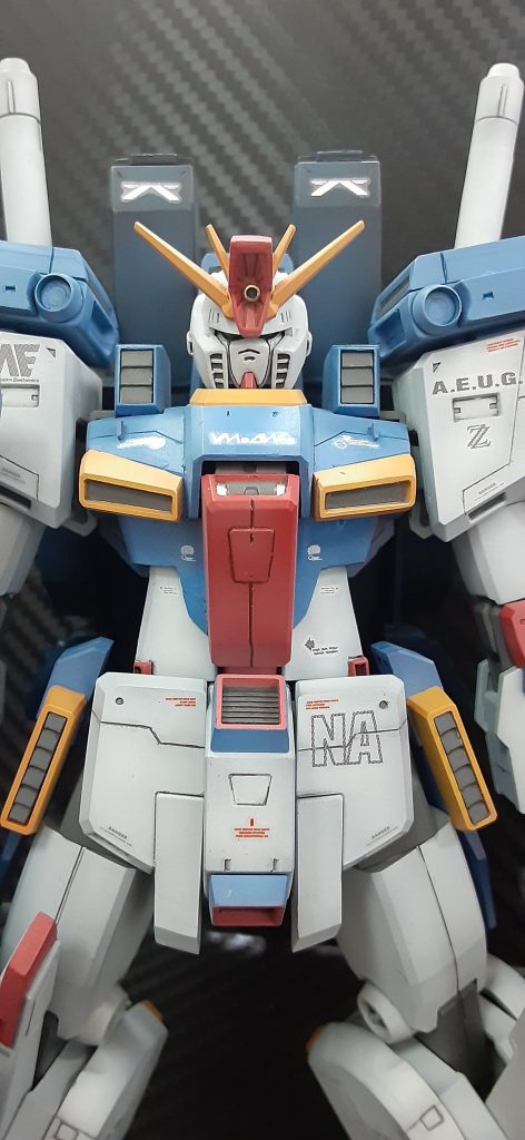 コックピットブロックの奥行きがスカスカだったので、プラ板積層で内部フレームっぽくしました。