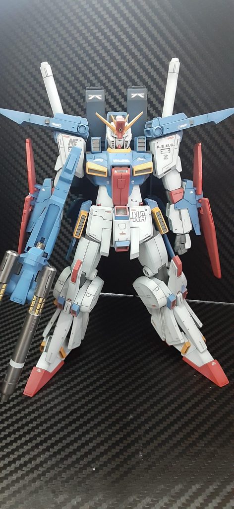 MGのver.kaを参考に意匠を取り込んでいきました。特徴的な肩のバインダー他ほぼ全体プラ板工作です。