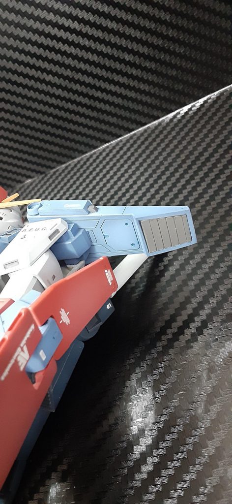 肩のスタビライザー延長加工して、裏側はスリットプラ板を張り込みました。付け根部分の上部及びサイドブロックはプラ板箱組でつくりました。