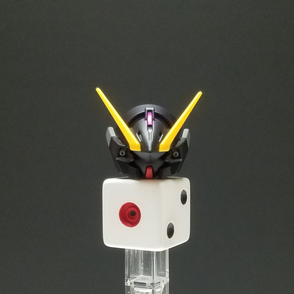 カラーリングサイコガンダムの「黒」は少し青や紫が混ざった色だと思っているので、今回はタミヤのTS-55 ダークブルーを塗り重ねることで理想の色に近づけました。ボディはクレオスのMr.カラーホワイトで塗装後、サイコロの目をシタデルやエナメル塗料で筆塗り。最後にスーパークリアー半ツヤを吹いてます。