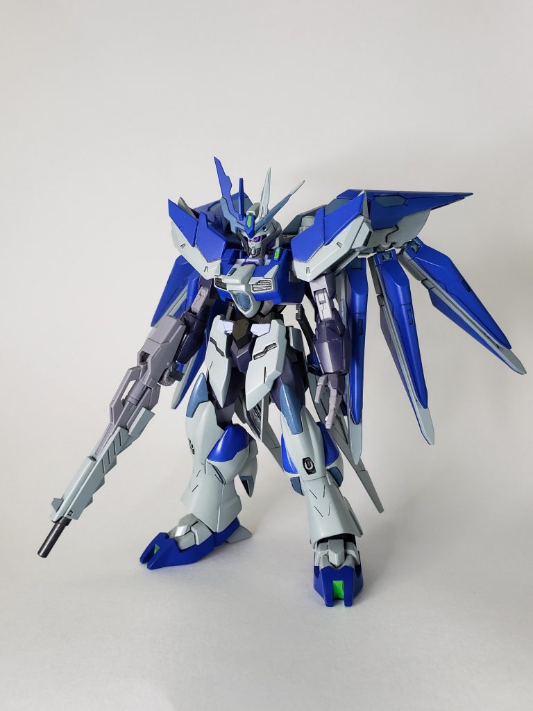 フェイクνガンダムを基礎に、ファンネルラックを増設、ファンネルを6本へ変更。肩部の形状をブレイブへ寄せました。アンテナは、ビルダーズパーツのブレードアンテナをカットし貼り付けて、形状変更する事で強化アンテナとしました。センサーのシール部は、ラピーテープをカットし貼り付けています。