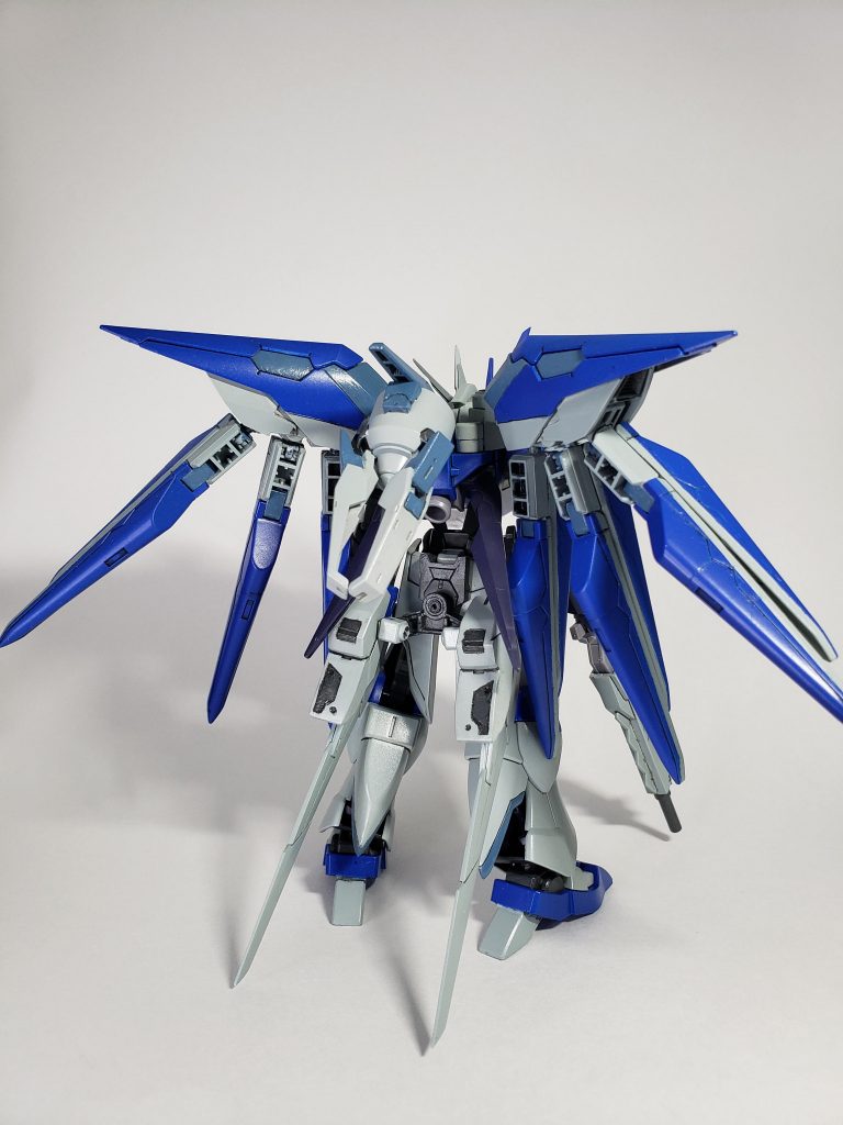 背面リアアーマーに、カットしたマーズフォーウェポンのラック、ボールデンアームズのパーツを短縮した物でマウントできる様にしました。ショックウェーブクローは、尾翼部根本にマグネット接続出来るように加工しています。