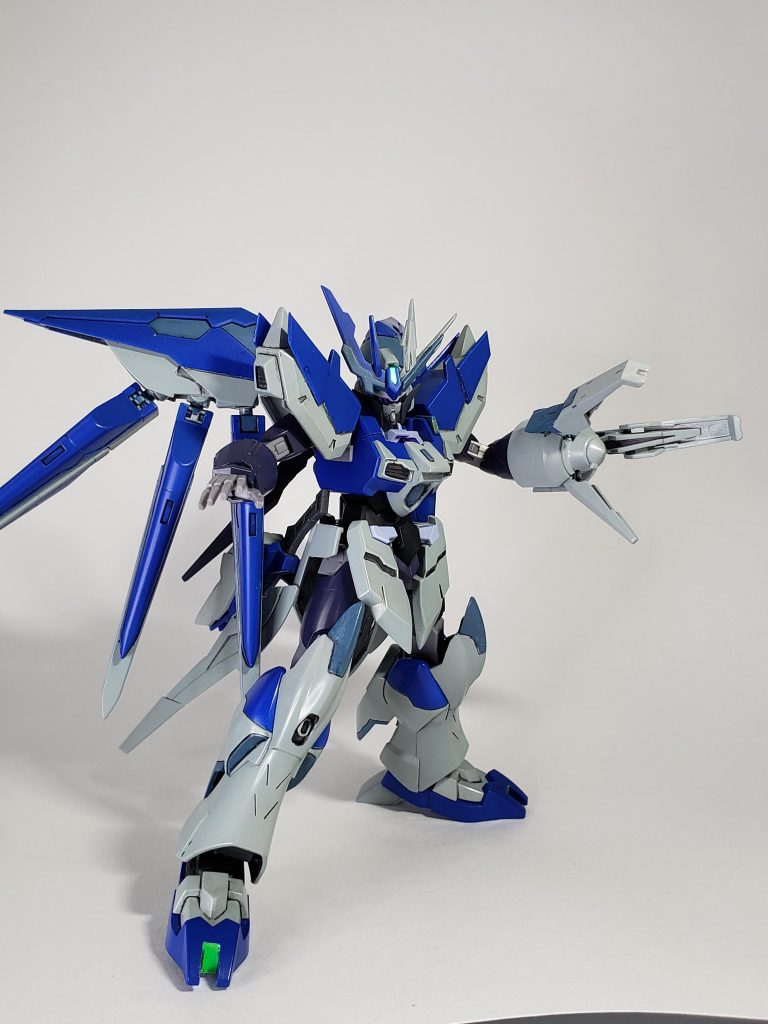 ショックウェーブクローhi-νブレイブのクローを参考に、捕縛性を高めた3本爪としている。組み付いた際に、中心部から超振動波を放つことで相手を破壊する。武装も一応持つことが出来る。