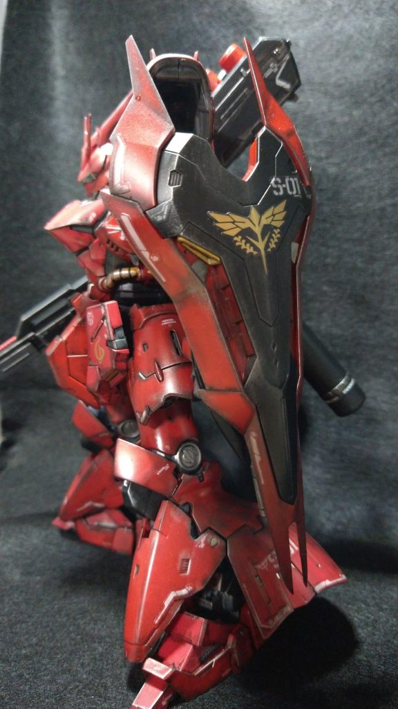 半光沢の上にクレオスのウェザリングカラーマルチブラックと、タミヤのウェザリングマスターB、Fセットのみで塗装してます。