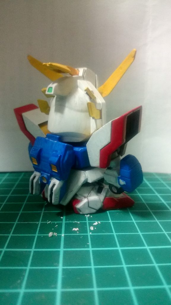 背面BB戦士版の名残か、肩アーマーの赤の部分にオリジナル武装を取り付けるピンがありましたが、余剰パーツとして付かない上に、目立ってたので、切り取って目立たなく整形。