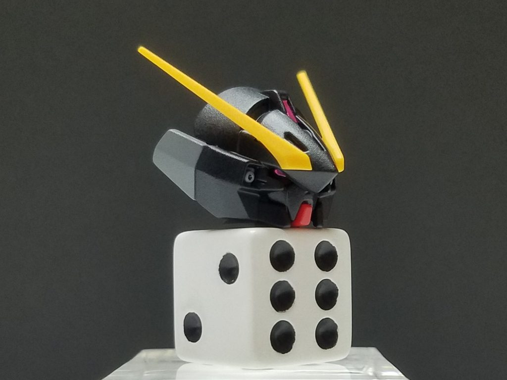 首はボールジョイントなので360°回転が可能。6の目を正面にした6連ミサイル発射形態にもできます。