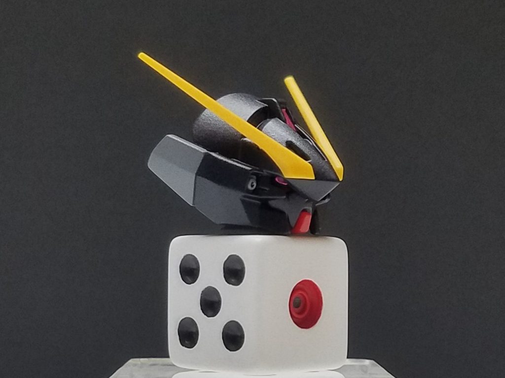 今回アンテナとアゴは成形色のまま、ツインアイとセンサーは30MMに付属する紫のホイルシールを切り出して貼ってます。本家サイコガンダムよろしくな目つきの悪さに満足。