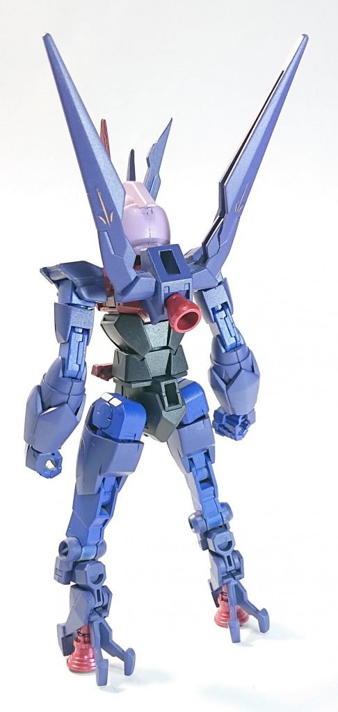 背面足の裏にあるバーニアはドッキング後の高機動を想定してのものでしたが、コアガンダム状態でもいいアクセントになりました。