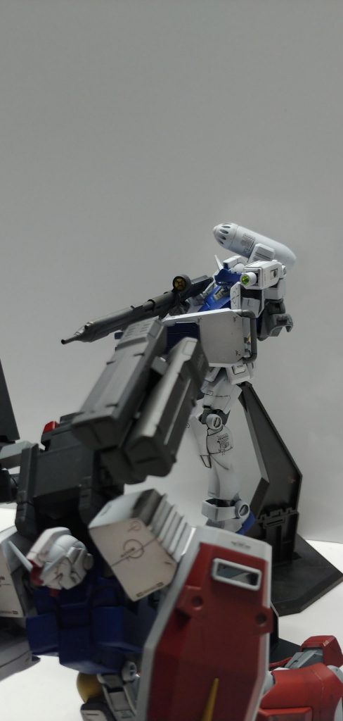 「なんだ!?あのガンダムはぁ!」