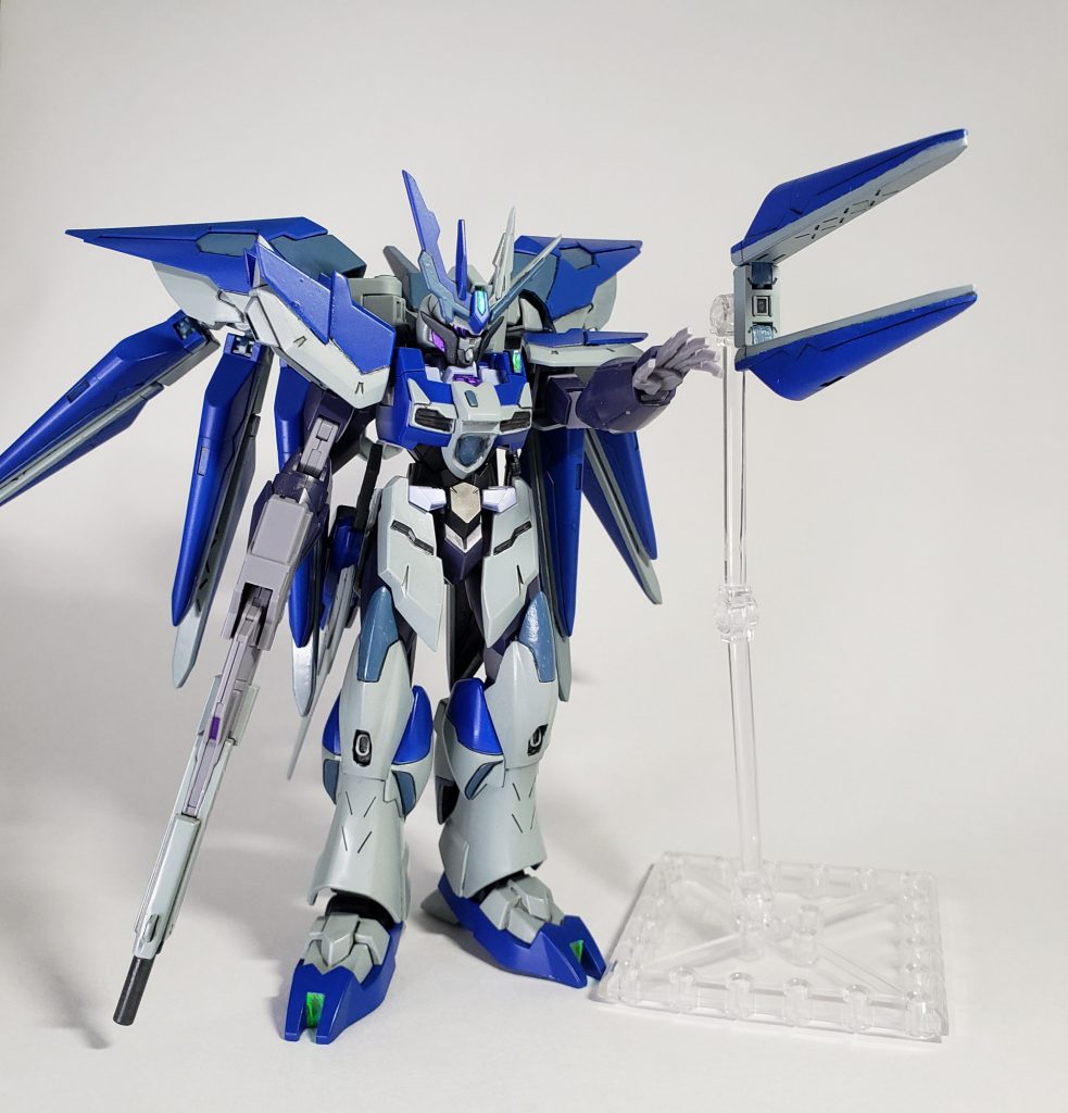 ファンネルは4つ稼働します。元々フェイクνウェポンのファンネルが接続ピンが付いてしまっていたので、カット、ピン受け部はプラ板とパテで埋め馴らしました。ラックへの接続は、ピン接続にするため追加しています。ライフルは先端をスカルウェポンのパーツを移植して形状変更しています。