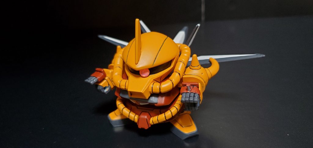 腕はGジェネキット No.32 グフカスタムのものを改造して4連装ビームガンを取り付けられるようにしています。頭部はグフイグナイテッドにあるモールドを彫っています。