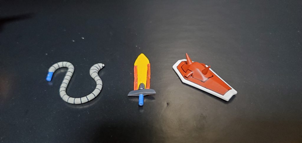 両手の4連装ビームガンはグフの5連装機関砲を、ビームソードはヒートサーベルを改造しています。シールドは追加でパーツやスパイクをつけてます。ヒートロッドはそのままです。