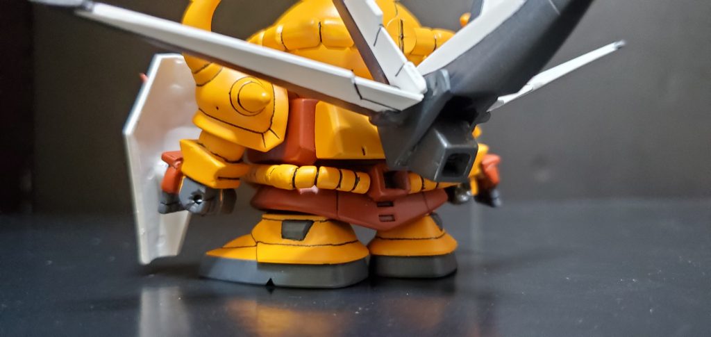 腰の分割にあたりバックパックに繋がるようになっていたパイプを腰周りに這わせ、設定通りに腰にブースターを追加しそこに繋げました