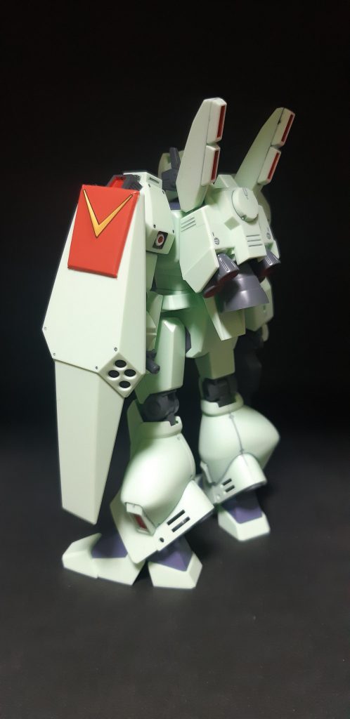 グルッと一周。改造は無しでシールとスミ入れ、あとは部分塗装です。プレバンの画像を参考に塗装しました。