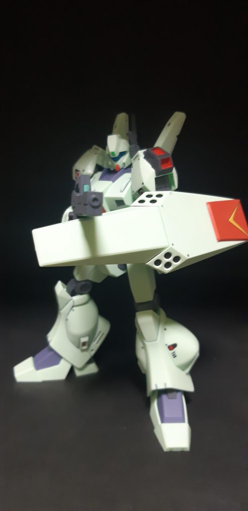 軽くポージング。パーツ分割や可動範囲など多少古さを感じますが、部分塗装で十分格好良くなりますね。