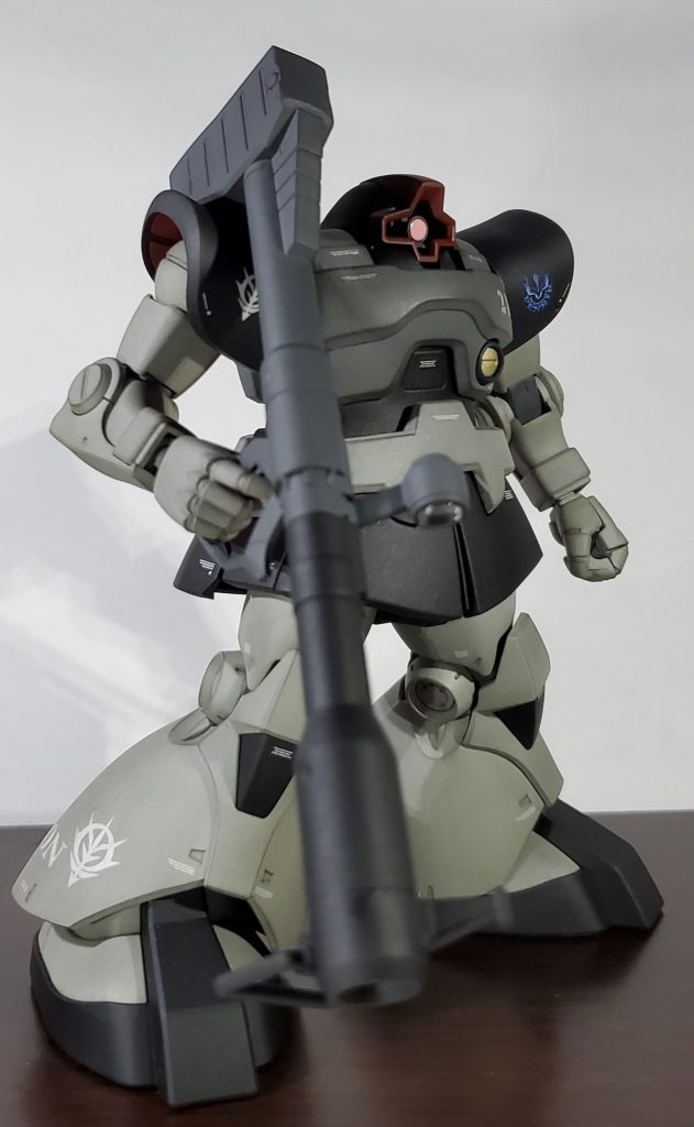 高威力かつ大型のジャイアントバズは戦場でかなり目立つ装備なのではと思い、バレルの半分を黒く塗り史実の17ポンド対戦車砲のようにサイズを欺瞞する迷彩を意識してみました。