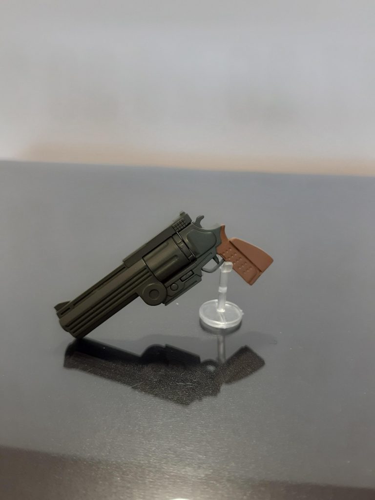 今回一番手がかかったのが、このリボルバー拳銃。トリガー周りとグリップを作り直しました。