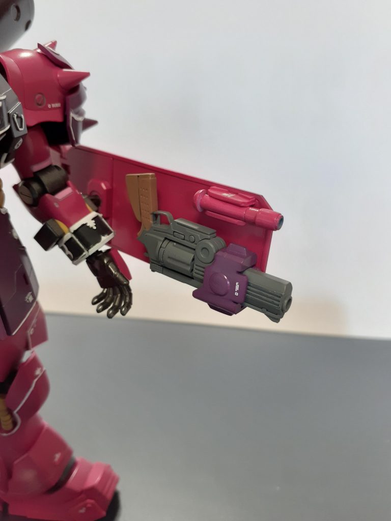 UCガンダムに肉薄されても大丈夫。シールド裏にビームサーベルとマグナムがあるから…。