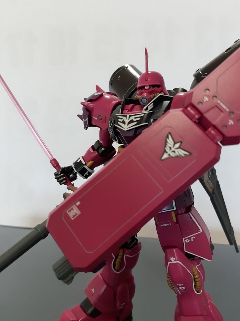 デカールを貼りすぎるとエングレービングが目立たなくなると思い、控えめに。