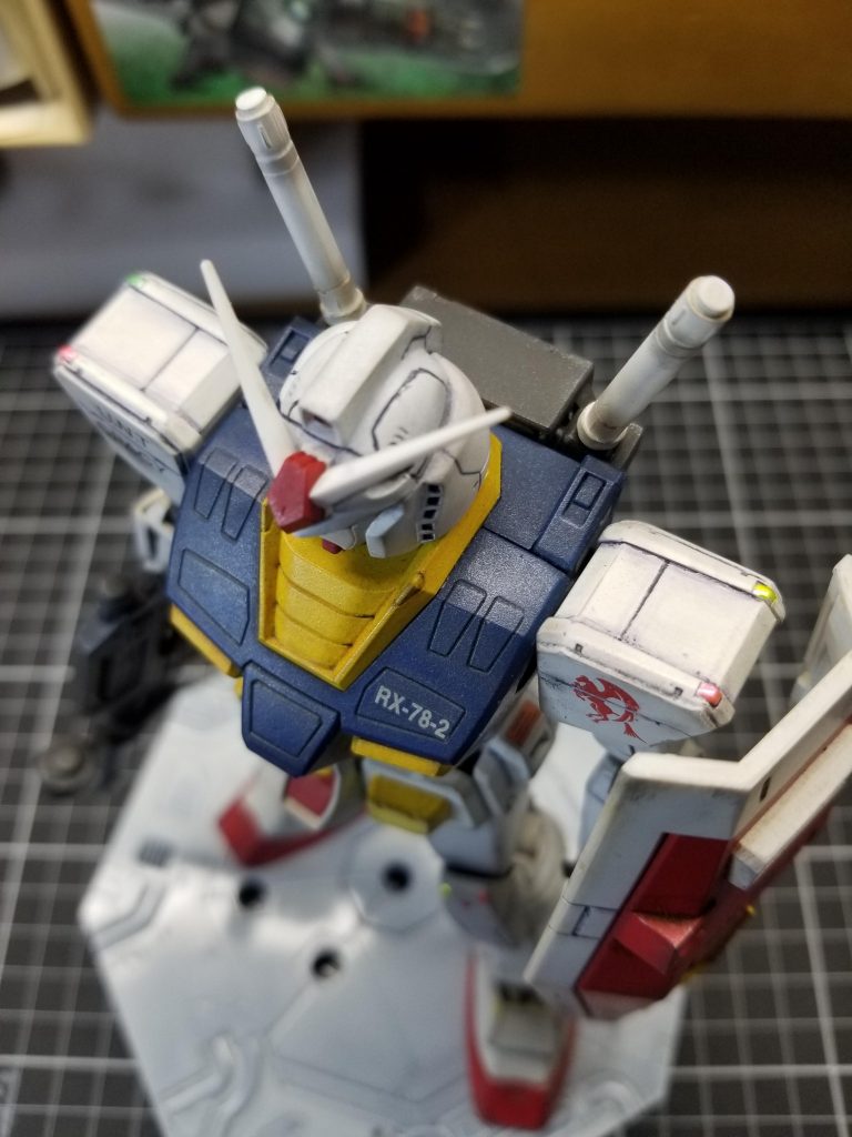 あまりアップで載せると粗さが露呈してしまうのですが…(笑)今回のリタッチで箱絵のイラストになぞらえて肩部、脚部にあったシグナルライト?的なものの再現してみました。