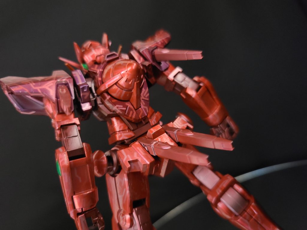 後ろから。肩などの元々が青い部品は、クリアーブルー1層目にしています。そのおかげで、他の部品よりも模様がくっきりしています。元々が白い部品は1層目を薄めにクリアーレッドで塗ったのですが、下地のシルバーとの差が小さく、2層目のクリアーレッドを吹いた際に模様がわかりづらくなってしまいました。今回初めてソウルペイントに挑戦したのですが、上記のように何度も重ねるため、薄めの表現は不得意です。逆に、重ねる分にはいくらでもいけるため、奥行きを持たせた遠近感のある模様表現は得意だと思います。