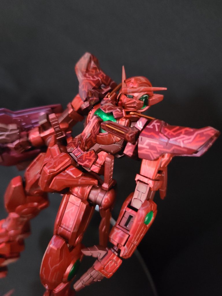 「ソウルペイント」とはキャンディ塗装の一種で、クリアーカラーを塗る際にマスキングを施して色の差を作り、その上から再度クリアーカラーを吹いて模様を作り出す手法です。模様の上に重ねるクリアーカラーの回数によって模様の色の濃さを変えられます。上の写真でも3段階に分けており、一本調子じゃない模様を表現できました。