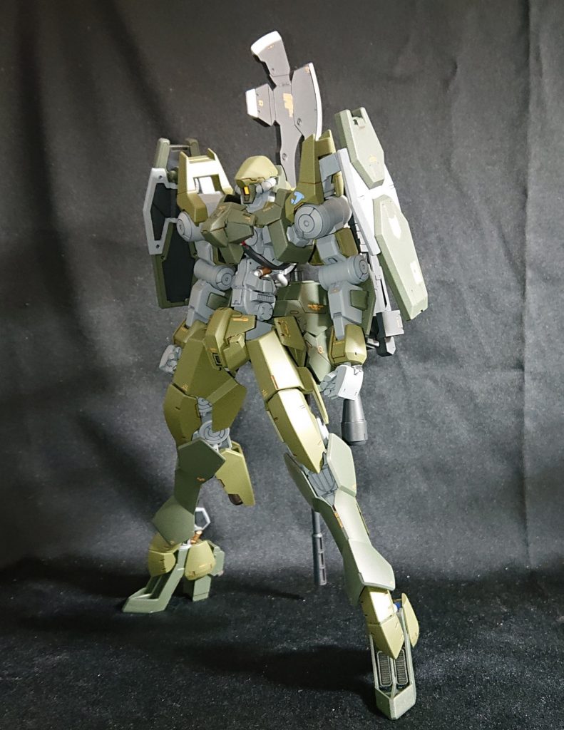 グレイズ・ゼント三日月に撃たれたあと、アトラとクーデリアのはからいで一命をとりとめたクランク。傷が癒え、軍に復帰した頃にはアインのMS化が決定していた。その後、ヴィダールの移植が決定したアインは基地から逃亡、捜索の白羽の矢がたったのはクランクだった。格納庫に用意されたのは返還された流星号のコックピットを再改造したAX2タイプだった。